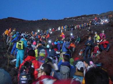在山顶参观御来光的登山者拥挤的登山道