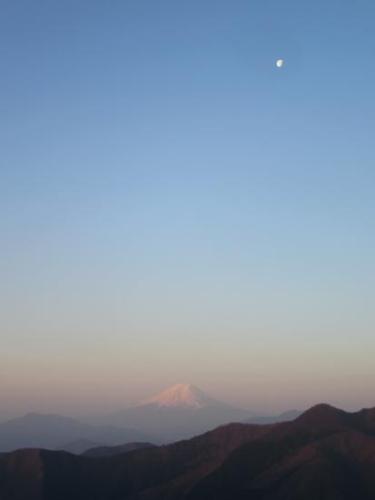 2017年4月16日拍摄的月和富士山