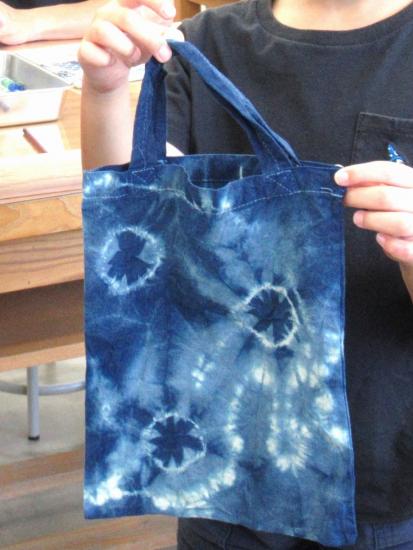 图片:蓝染环保袋的制作示例