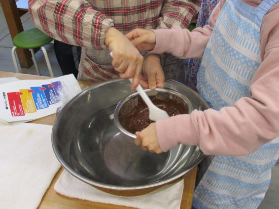 图片:用汤煎融化的巧克力