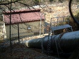 水压铁管和发电站(从小屋敷第一发电站水槽往下看的地方)