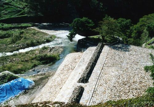 胜沼堰堤全景(从北起)