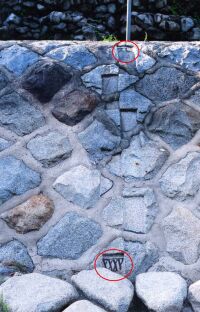 上层石墙上刻有建设时的水平标志