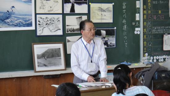 石川委员讲话的样子