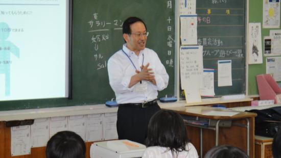 高野委员长讲故事的样子