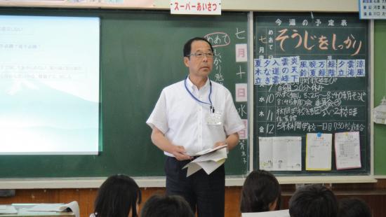 泷田教育长讲话的样子
