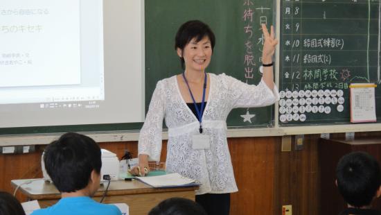 长田委员讲话的样子
