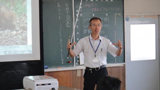 杉原委员长职务代理人讲话的样子