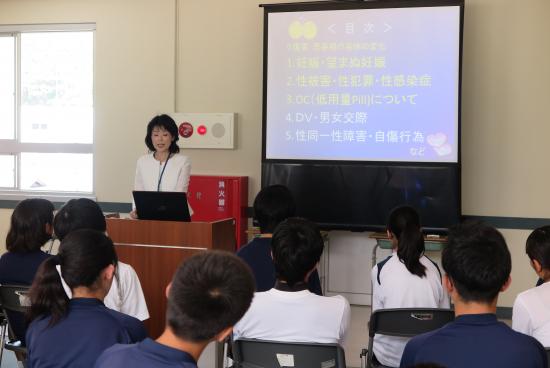 武者委员讲话的样子